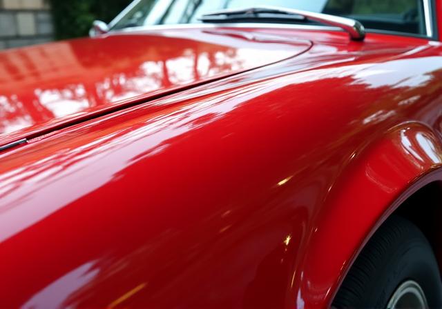洗浄後の輝く車のボディ